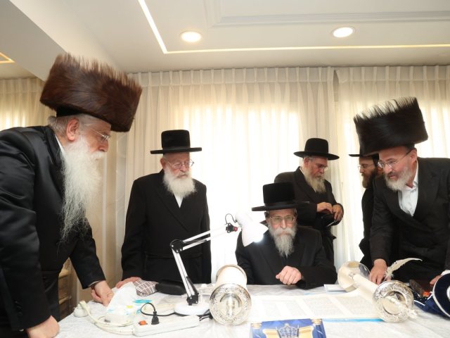 האדמור מבאיאן כותב אות בספר התורה