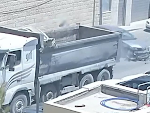 המשאית האימתנית פוגעת ברכב | דוברות המשטרה