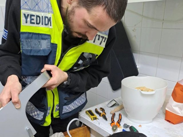 השיער של הילדה נתפס במיקסר | ידידים