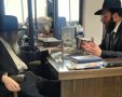 הגר"א פוגל אצל המשגיח רבי דן סגל | מקור: משה וייסברג