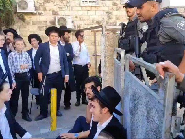 	 ההפגנה מול לשכת הגיוס. צילום: דוברות המשטרה