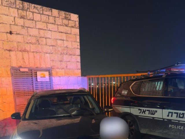 הגנב העצור ליד הרכב הצבוע | דוברות המשטרה