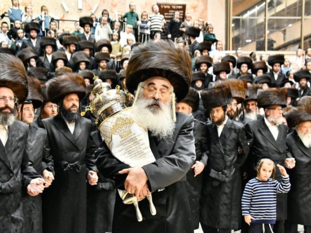 הכנסת ספר תורה בדושינסקיא. צילום: שוקי לרר