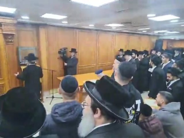 סליחות עם הרב עמאר אצל האדמו"ר מבעלזא. צילום: א.מ.ש.