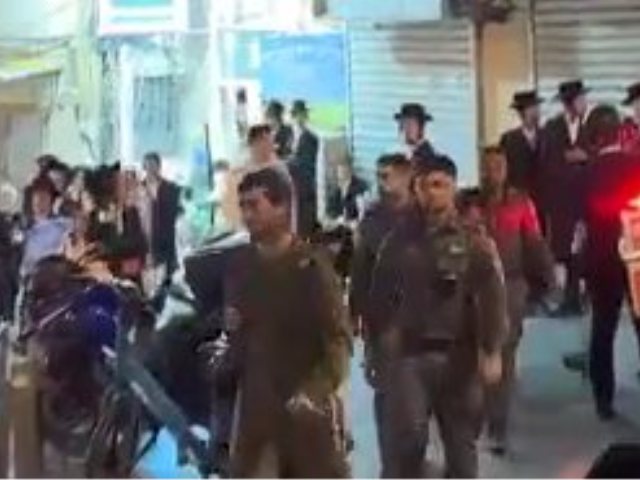 חילוץ החייל ממאה שערים. צילום: קבוצת מחאות החרדים הקיצוניים