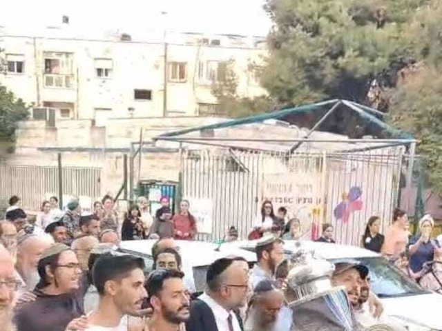 הכנסת ספר תורה בקרית משה. מתוך התיעוד של קוטלר