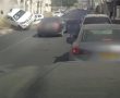צפו: חוצה באור אדום, מתנגש בניידת משטרה בעיר העתיקה ונמלט