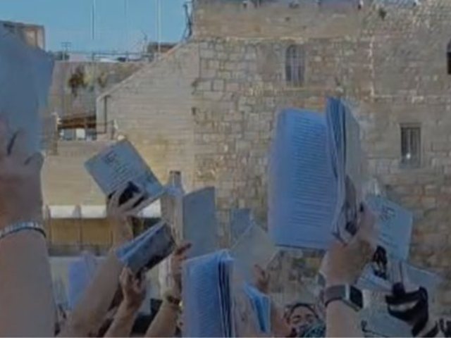 "הפכו את הכותל לאתר הפגנה" | הקרן למורשת הכותל
