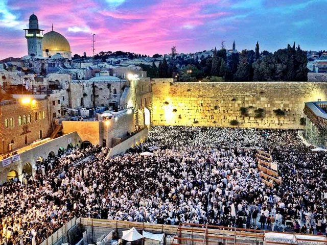 רחבת הכותל בזריחה בבוקר חג השבועות, לאחר התיקון (צילום: Daniel Majewski / ויקימדיה קומונס)