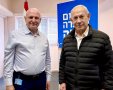 נתניהו עם מנכ"ל הדסה בביקור הפצועים