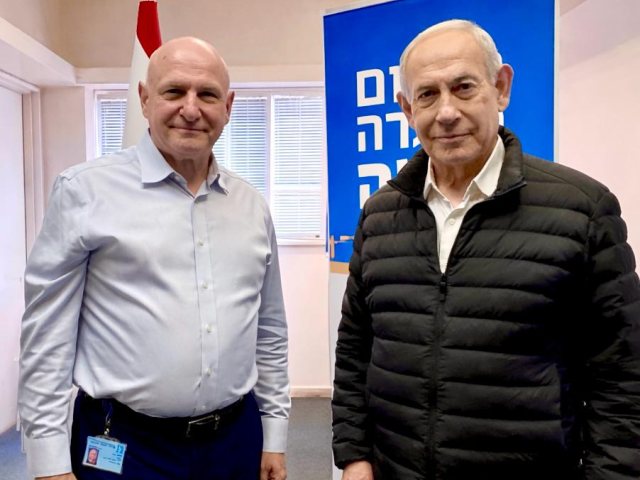 נתניהו עם מנכ"ל הדסה בביקור הפצועים