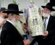בסימן שובם של החטופים: 26 ספרי תורה ברחובות אשדוד (וידאו)