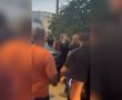 תיעוד חמור: שוטרים הותקפו במהלך פשיטה – ארבעה חשודים נעצרו