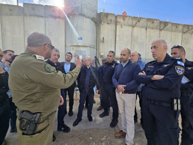הח"כים בסיור ליד גדר ההפרדה. צילום: דוברות הכנסת