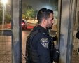 שוטרים מנסים למנוע את הפריצה | מתוך הסרטון (עיבוד: ירושלים החרדית)