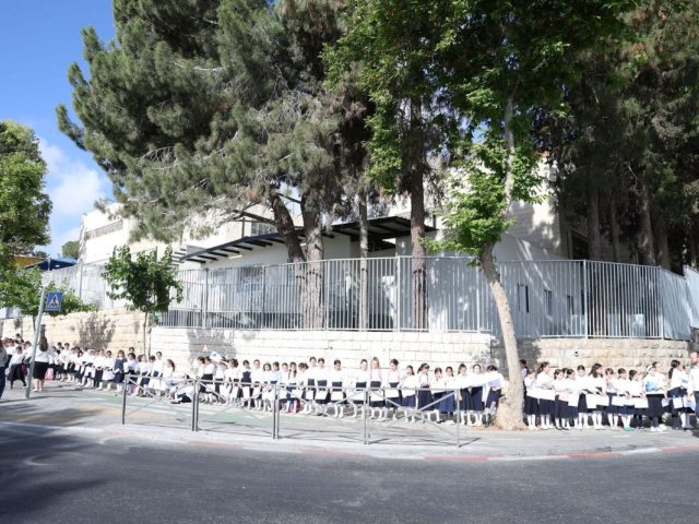 תלמידות בית יעקב במפגן המחאה | צילום: באדיבות המצלם