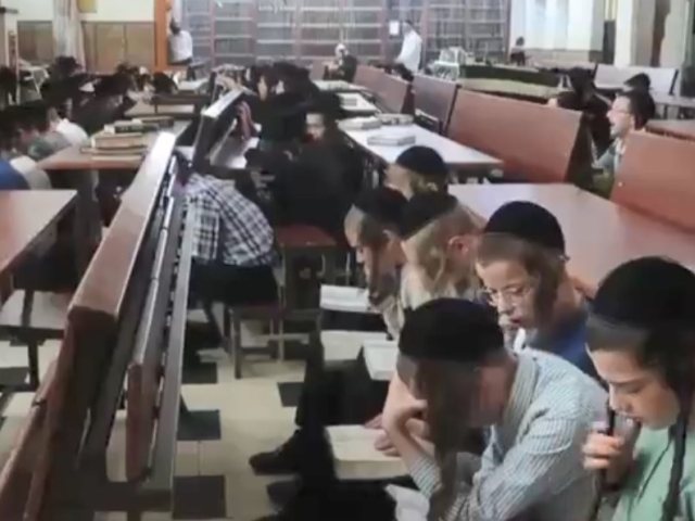 ילדי ברסלב בתיקון חצות. צילום: מוטה פראנק