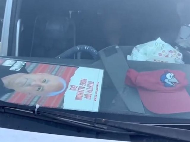 רכב השב"חים עם כרזות החטופים. צילום: דוברות המשטרה