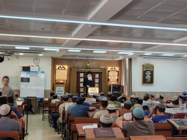 הרב משה חיים לאו בשיעור בישיבת מרכז הרב. פרסום לפי סעיף 27א לחוק זכויות יוצרים
