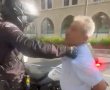 מתפוצץ ברשת: שוטר אוזק ומושך נהג מיניבוס קשיש | ומה יש למשטרה לומר?