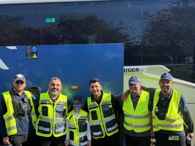 בתמונה: ילד מאשדוד שהתחפש למבקר בחברת דן בדרום והצטלם עם המבקרים לפני העלייה לאוטובוס לירושלים