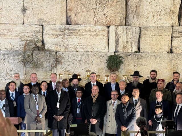 תמונת השגרירים בכותל - אחד חסר | הקרן למורשת הכותל