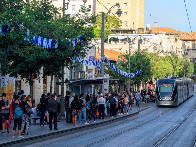 הרכבת הקלה Eliricon / Shutterstock.com