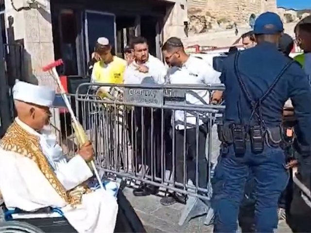 הקייס ליג'לם דסלין מוכנס לכותל. פרסום לפי סעיף 27א לחוק זכויות יוצרים