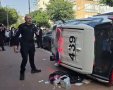 ניידת משטרה הפוכה בפרעות בבני ברק | צילום: דוד קשת