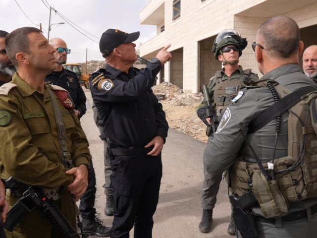 בכירי מערכת הביטחון ליד גדר ההפרדה | דוברות המשטרה