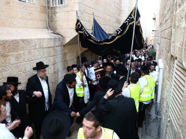 הכנסת ספר תורה ברובע היהודי. אלחנן קוטלר