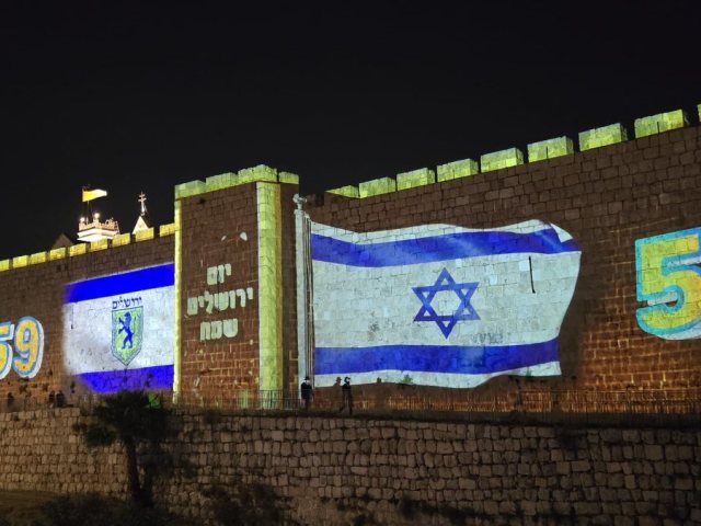 החומות מוארות | ארנון בוסאני