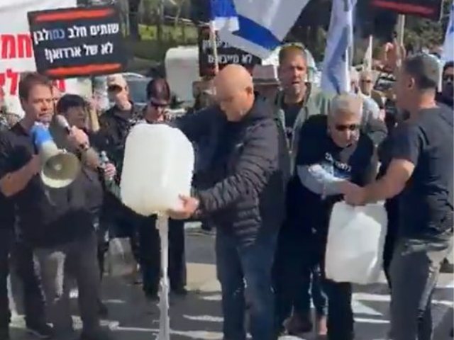 שופכים חלב במחאת החלב | שימוש לפי סעיף 27א