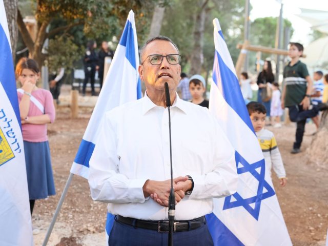 ליאון חונך את החורשה החדשה. ארנון בוסאני