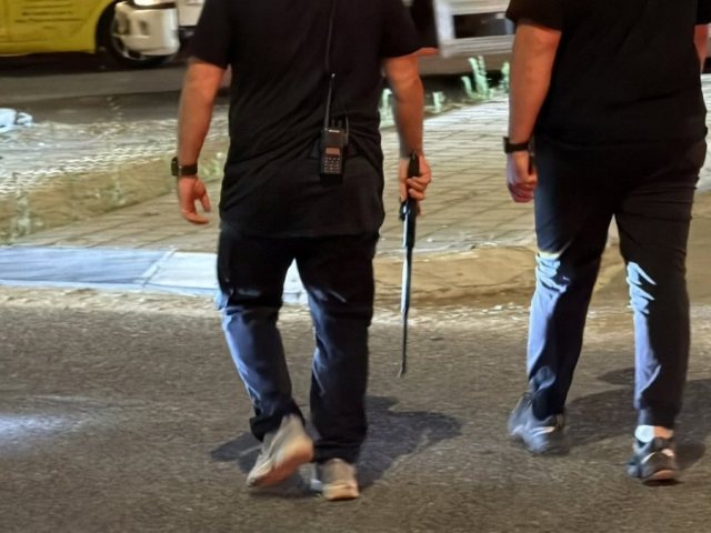 האלה הטלסקופית בידיו של שוטר | מקור: לירן תמרי