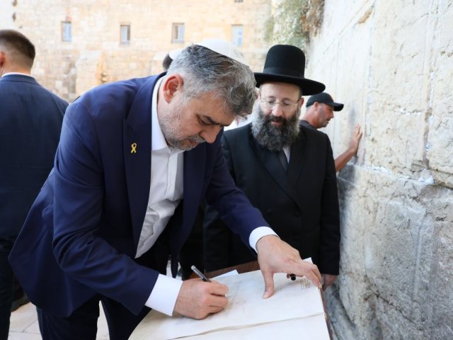 ראש ממשלת רומניה מרצ'ל צ'ולאקו בכותל המערבי. צילום: הקרן למורשת הכותל