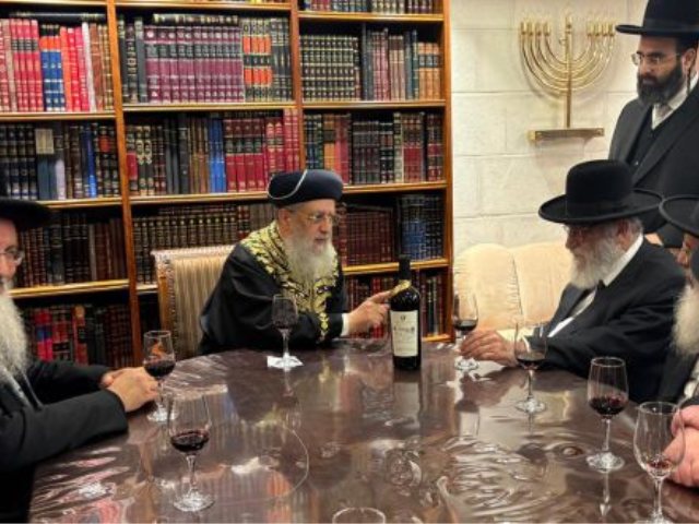 הרבנים במעונו של הראשל"צ | הרבנות הראשית