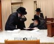 לעורר זכויות: המקובל האשדודי הגיש את ה'זוהר' לאדמו"ר מבעלזא