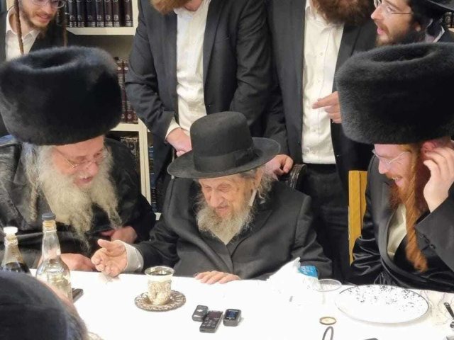 הגרש לנדוי עם הגרש אלתר. דף הטוויטר של משה ויסברג