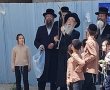 האדמו"ר ממעליץ במנהג חץ וקשת בל"ג בעומר בסמוך לביתו 