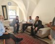 הרב ברים (יושב מימין) בבית הסב הי"ד | דוברות עיריית ירושלים