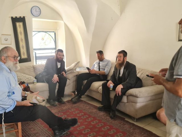 הרב ברים (יושב מימין) בבית הסב הי"ד | דוברות עיריית ירושלים
