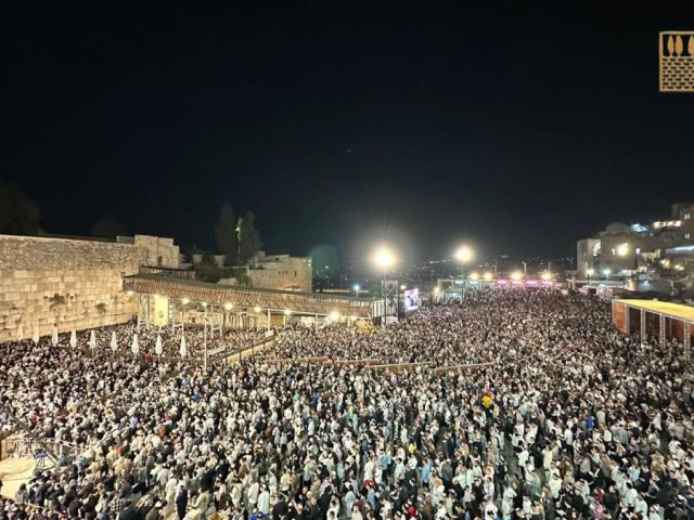 סליחות בכותל המערבי. צילום: הקרן למורשת הכותל