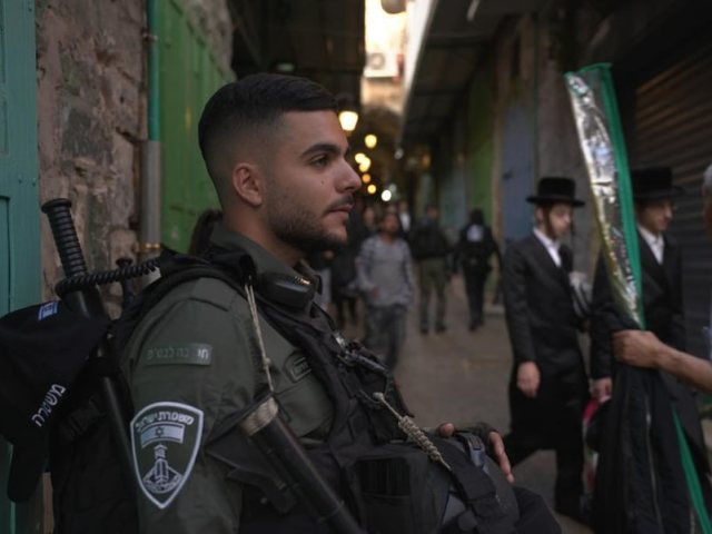 אבטחה משטרתית בעיר העתיקה. צילום: דוברות המשטרה