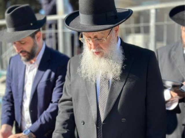 הרב דוד יוסף מתפלל הבוקר על קבר אביו. פרסום לפי סעיף 27א לחוק זכויות יוצרים