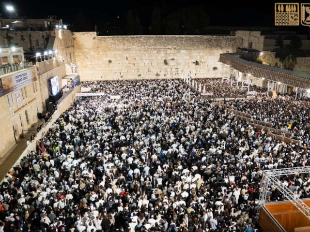 סליחות בכותל | הקרן למורשת הכותל