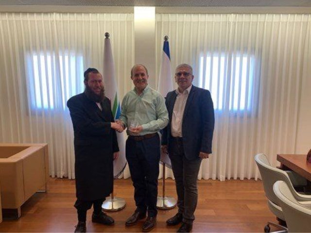 הרב אריה קליין מנהל מחוז ירושלים במכבי יחד עם רהע אשדוד. המצלם
