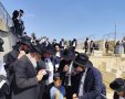 תלמידי הישיבה על ציונו של הגרי זכריה. א' מיכאלי