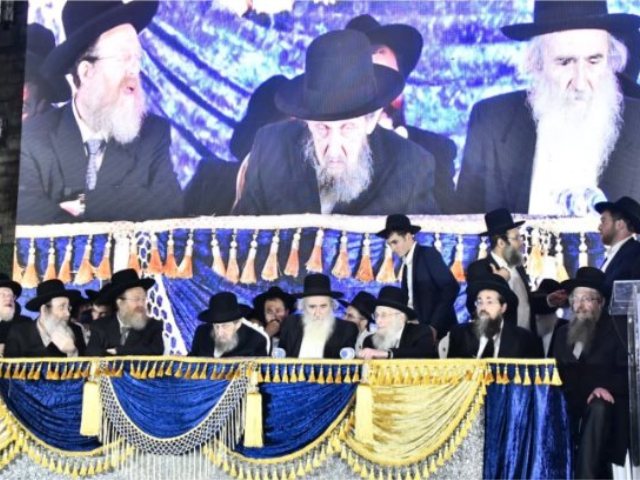 הגאון רבי דוב לנדו שליט"א בחנוכת בית הכנסת חניכי הישיבות בנווה יעקב. צילום: שוקי לרר