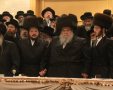 הרה"צ (משמאל) לצד אביו כ"ק אד"ש מבעלז (צילום: אנשיל בעק)